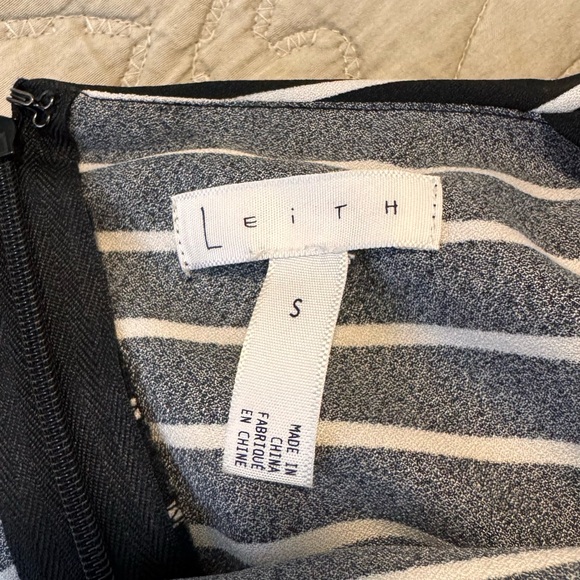 Leith Black and White Striped Garment - Picture 5 of 5